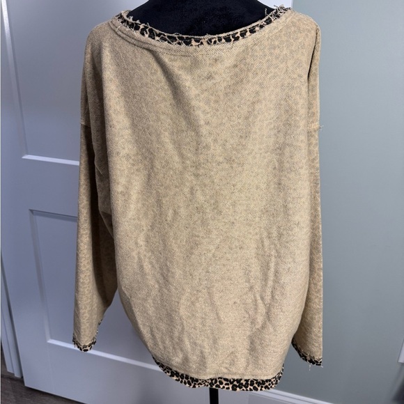 POL Reverse It Up Top leopard edge detail oversized raw hem - Picture 3 of 7